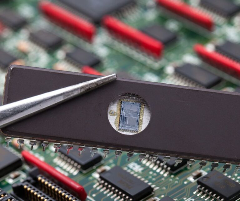 Jet Rom Engineering ¿Qué es la memoria ROM y en qué se diferencia de la RAM? - Blog JetComputer