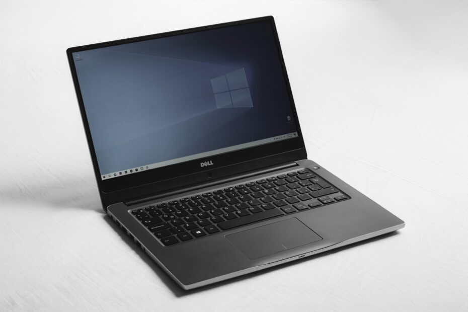 Portátil profesional con Windows abierto sobre una mesa blanca